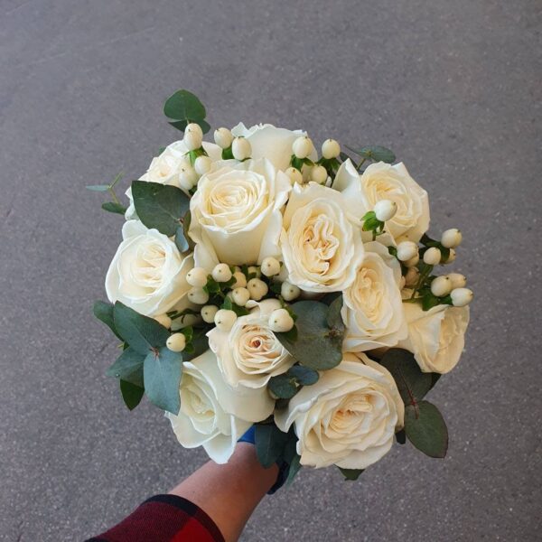 Букет невесты из пионовидных роз и гиперикума