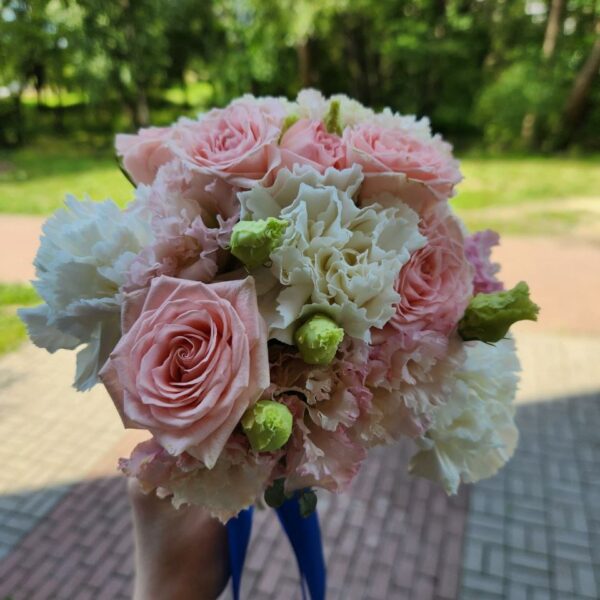 Букет невесты с розами и лизиантусом