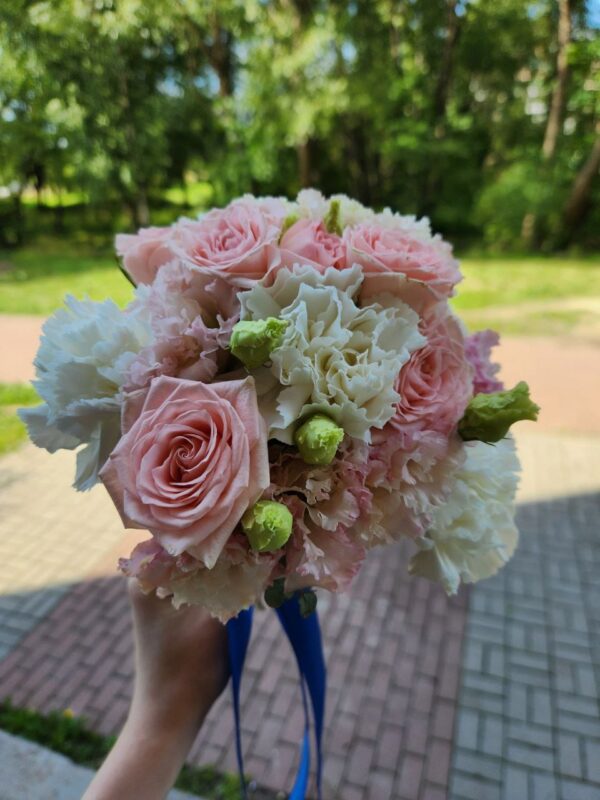 Букет невесты с розами и лизиантусом