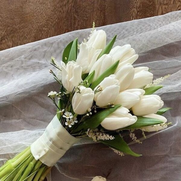 Букет невесты из тюльпанов и астильбы