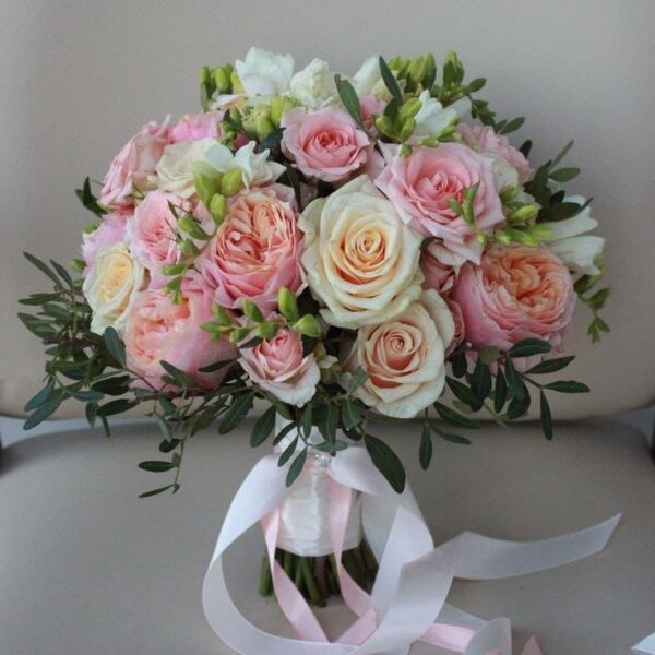 Букет невесты из роз и фрезий